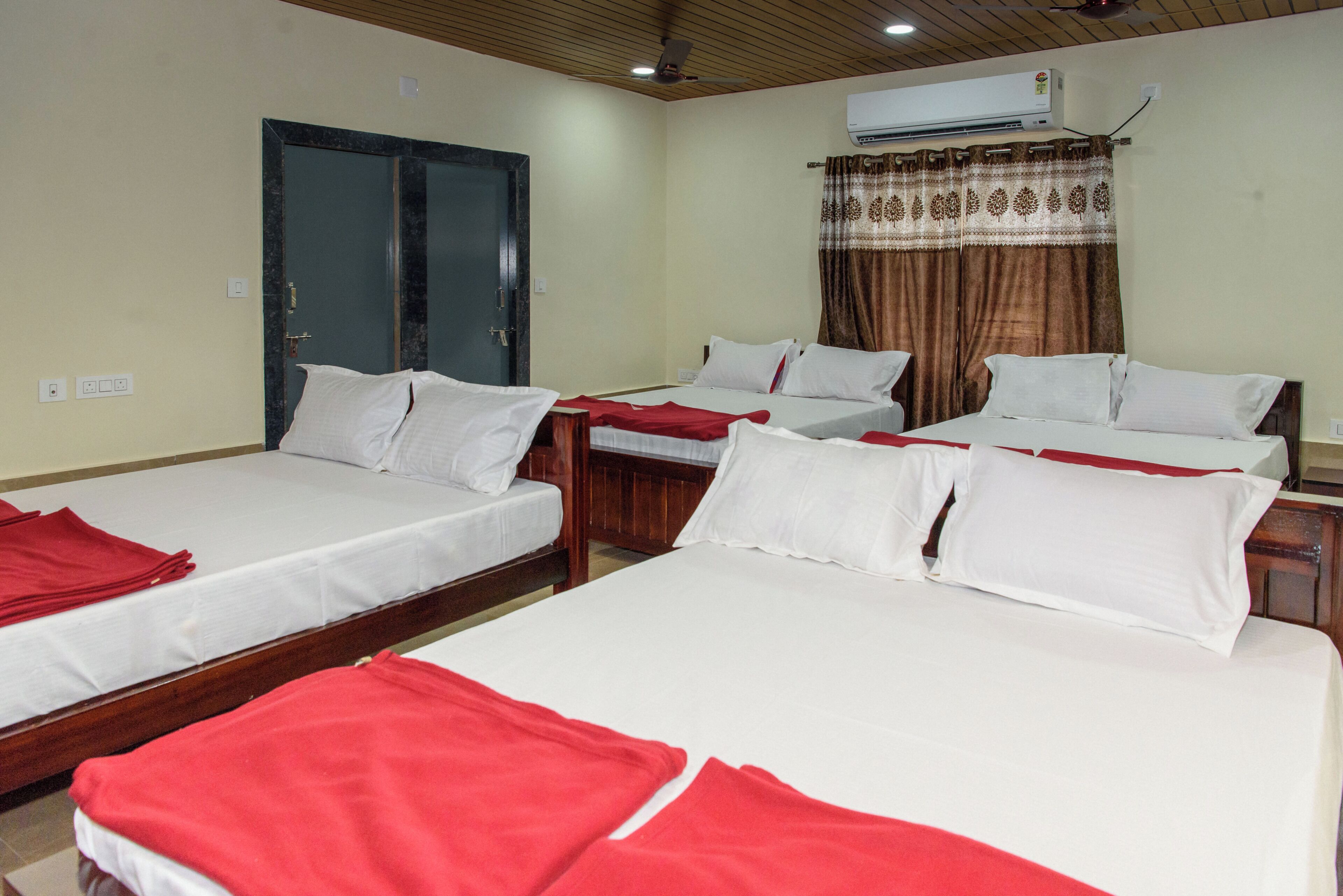Family Quadruple Room | Desk, laptop workspace, bed sheets