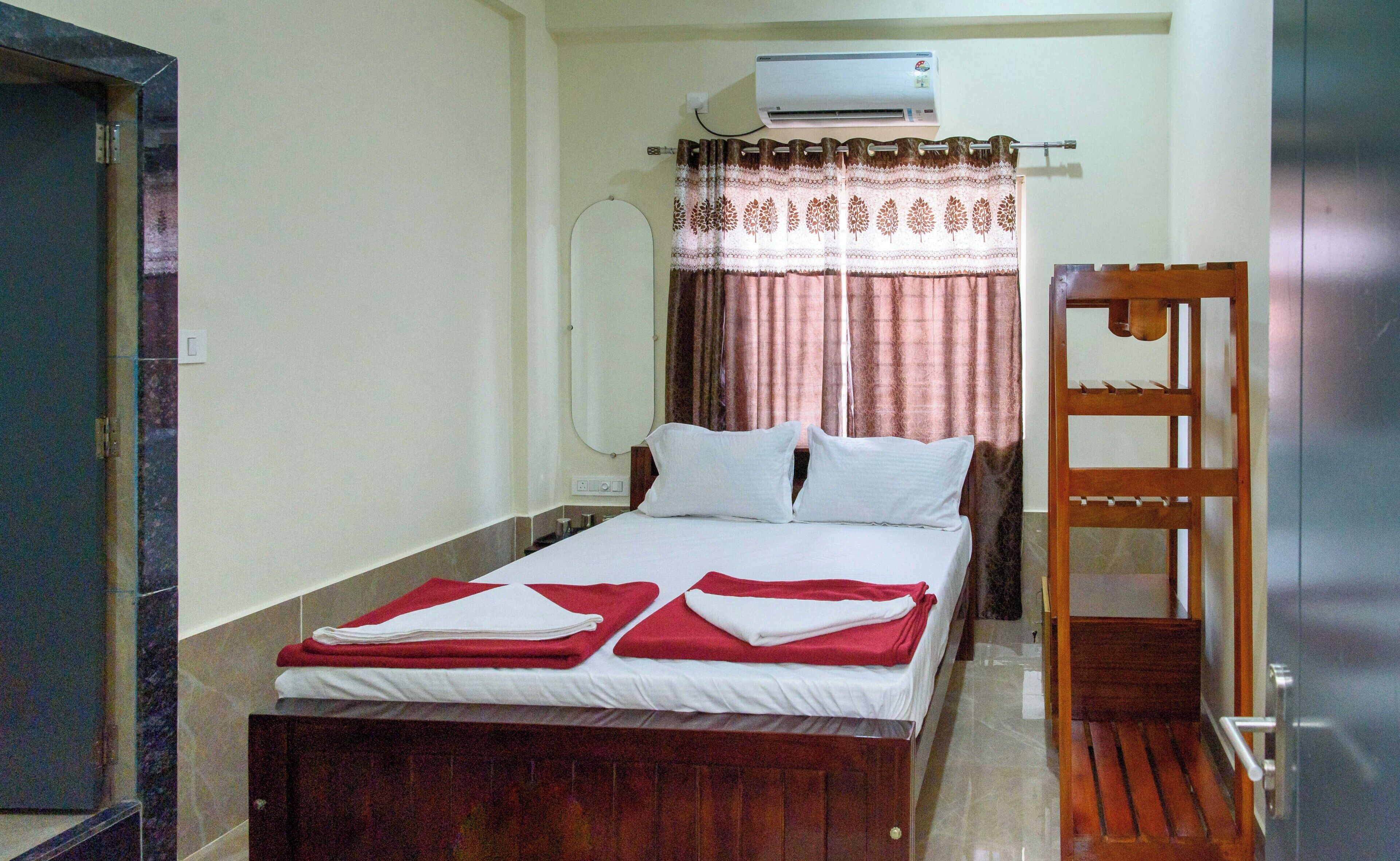 Standard Room | Desk, laptop workspace, bed sheets