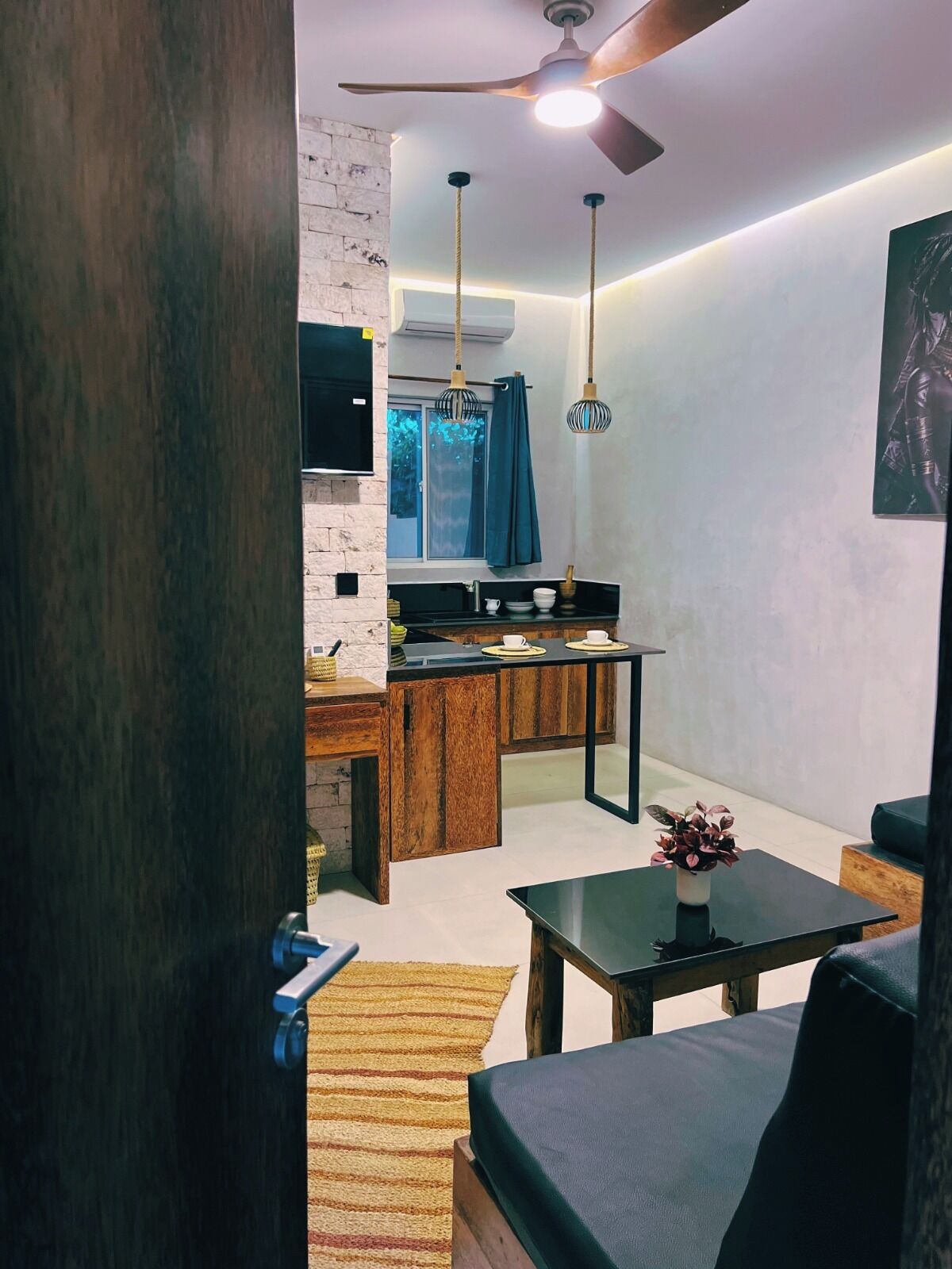 Una sala de estar moderna con un sofá, una mesa de centro y un televisor.