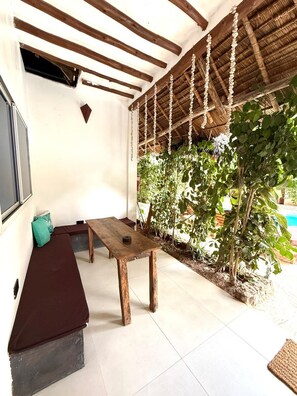 Deluxe-Apartment, Poolblick | Terrasse/Patio