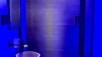 Deluxe Apartment, Pool View | Bathroom | Shower, free toiletries, soap, shampoo