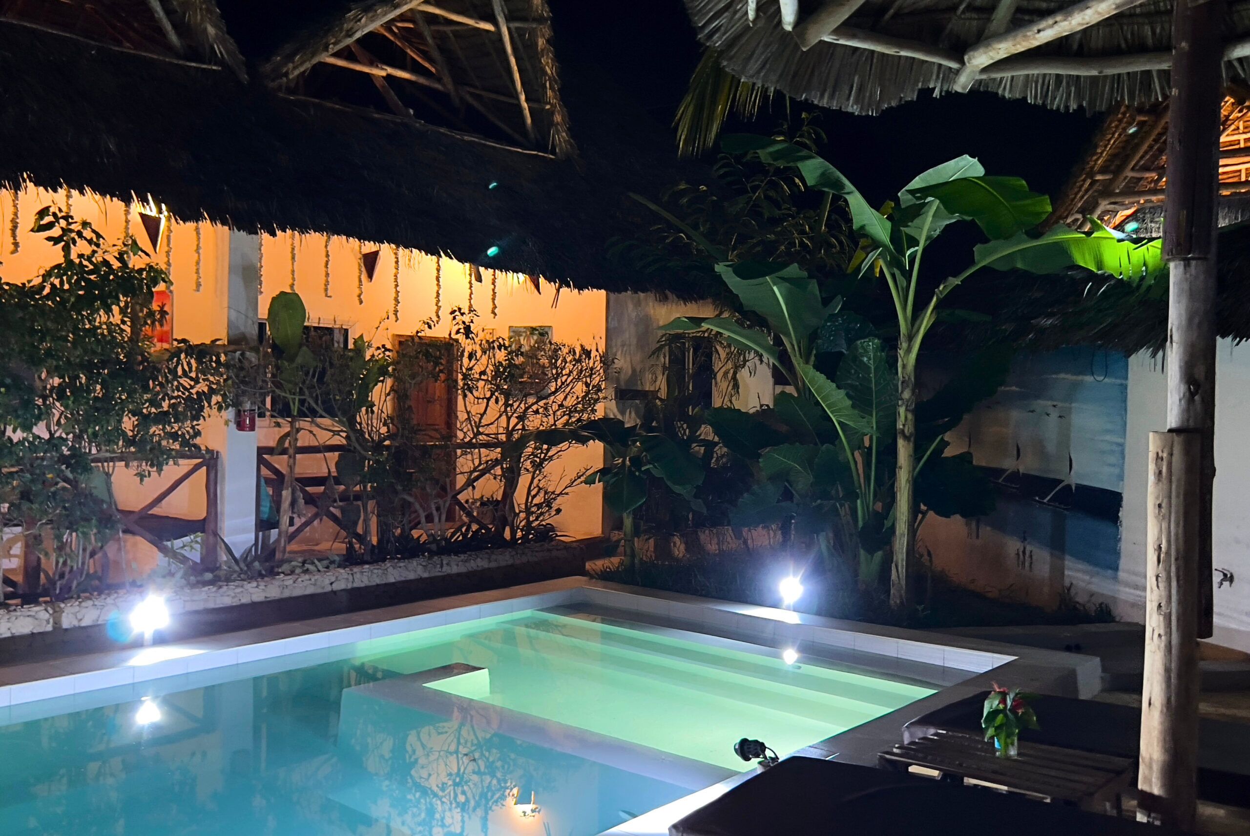 Una piscina al aire libre, sombrillas, tumbonas