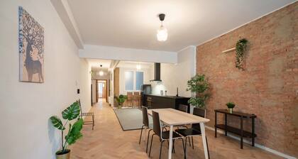 Stylish 2BR Apartment - Central Location
