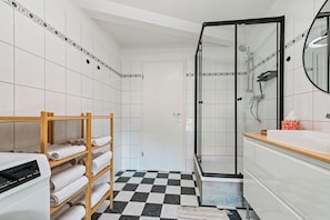 Douche, sèche-cheveux, serviettes fournies, papier toilette