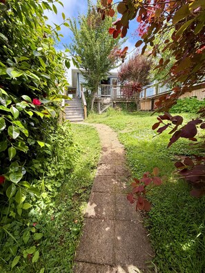 Property grounds - New! Peace Perch - Sweet Neighborhood, Deck, Yard, Pet Friendly (Arcata)