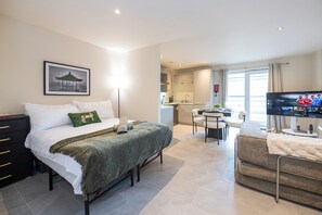 Tabla de planchar con plancha, wifi, ropa de cama