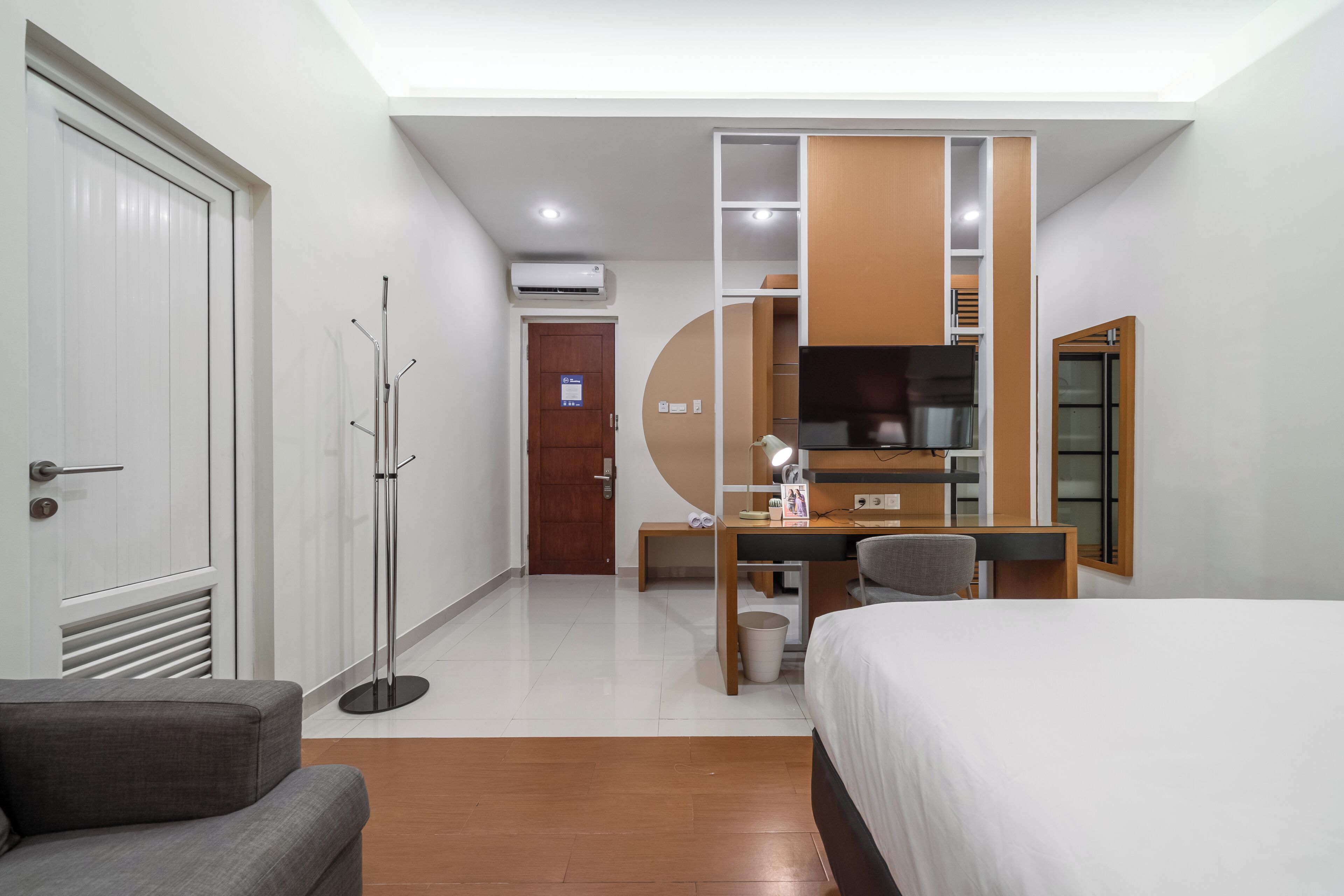 Desk, laptop workspace, free WiFi, bed sheets