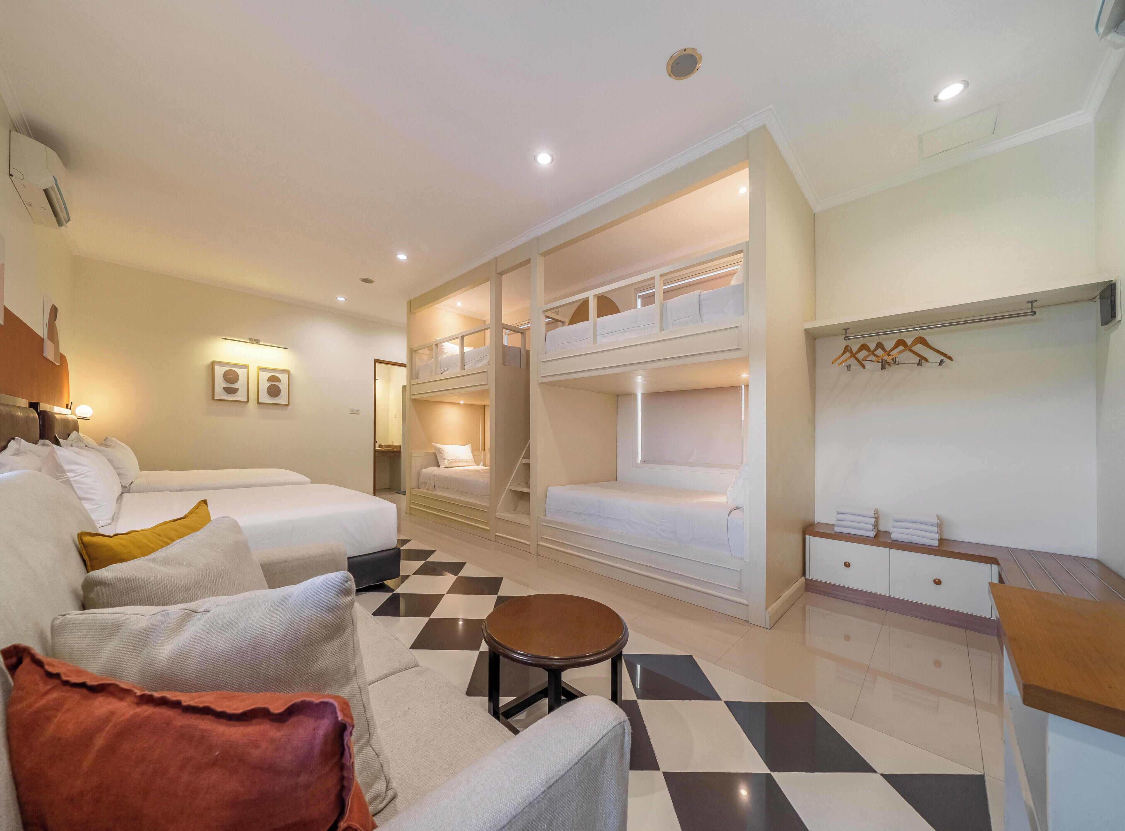 Family Suite | Desk, laptop workspace, free WiFi, bed sheets