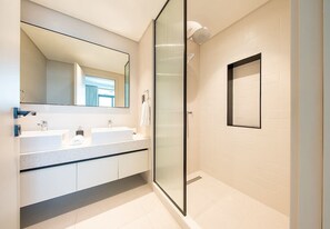 Shower, hair dryer, shampoo - Oceanfront Luxury Apt w/ Private Beach & Pool (Dubai)