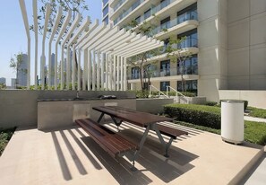 Outdoor dining - Oceanfront Luxury Apt w/ Private Beach & Pool (Dubai)