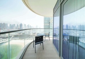 Outdoor dining - Oceanfront Luxury Apt w/ Private Beach & Pool (Dubai)