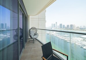 Property grounds - Elegant 3BR plus Maid in Marina Vista (Dubai)