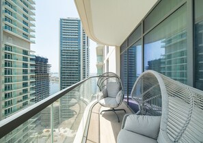 Property grounds - Elegant 3BR plus Maid in Marina Vista (Dubai)
