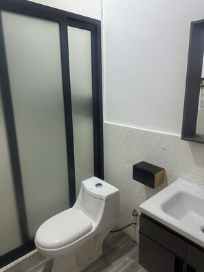 Towels, toilet paper - Vin Rouge- Modern Design suite (Winneba)