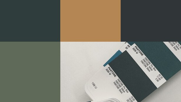 Una paleta de colores con los tonos Pantone Pro Azul, Amarillo y Negro.