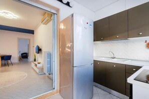 A modern kitchen with a built-in refrigerator, a sink, and dark cabinets. - Cozy apartment of 60 sqm, ideal for 4 people, located on the ground floor of a building (with some steps at the entrance).The property is located in a residential area, well served and strategically positioned: just 200 mt from Otranto station, convenien (Otranto)