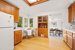 Coffee/tea maker, fridge, microwave, oven - Redwood Refuge, A Peaceful Pines Escape Near Trails & Town. Pet Friendly Too! (Cambria)