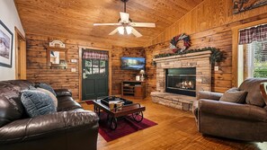 Smart TV, fireplace - American Gem- Charming 2 bedroom cabin all on 1 level & Pet Friendly (Sevierville)