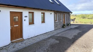 Un bâtiment d’un seul  étage, doté d’un toit en pente, d’une porte en bois et d’une petite fenêtre.