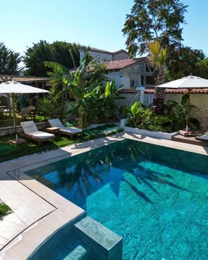 Outdoor pool, free pool cabanas, pool umbrellas - naya port otel (Cesme)
