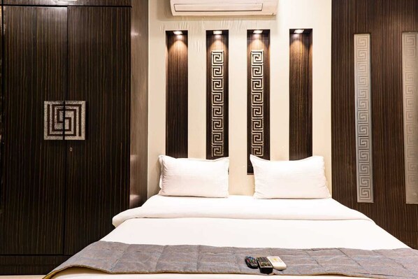 Deluxe Apartment | Iron/ironing board, free WiFi
