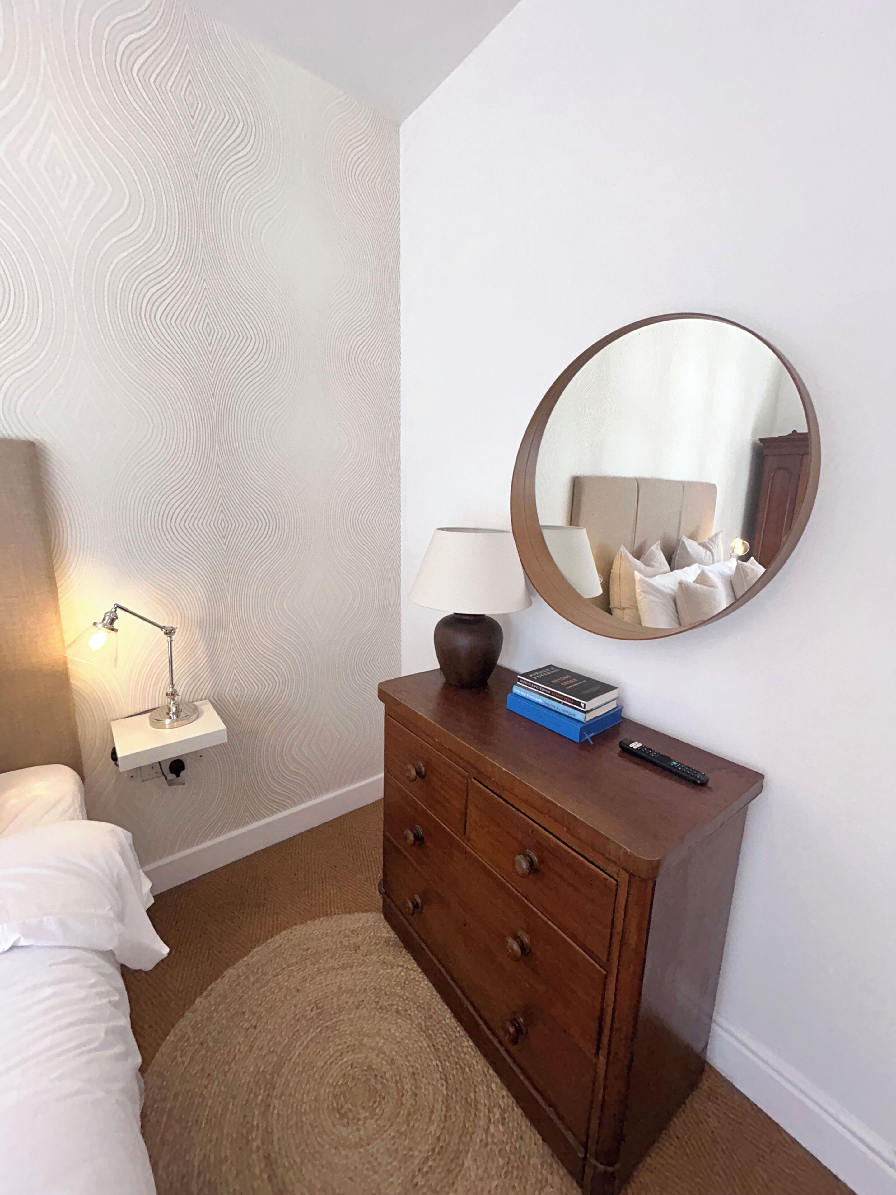Iron/ironing board, internet, bed sheets