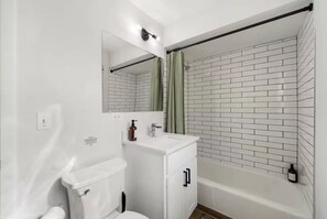Een douche, een haardroger, handdoeken, shampoo