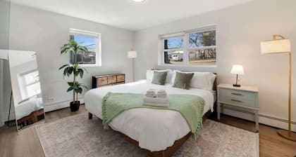 Modern Cozy Unit w/ Parking & Workspace