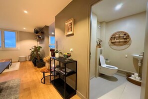 Apartemen Deluks, pemandangan kota | Kamar mandi | Shower, perlengkapan mandi gratis, pengering rambut, dan handuk