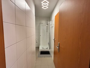 Shower, towels - Holiday Home 'Ferienhaus Jannik' with Sea View, Private Terrace and Wi-Fi (Frielendorf)