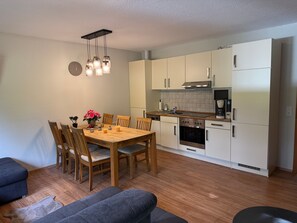 Dining - Holiday Home 'Ferienhaus Jannik' with Sea View, Private Terrace and Wi-Fi (Frielendorf)