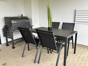 Outdoor dining - Holiday Home 'Ferienhaus Jannik' with Sea View, Private Terrace and Wi-Fi (Frielendorf)