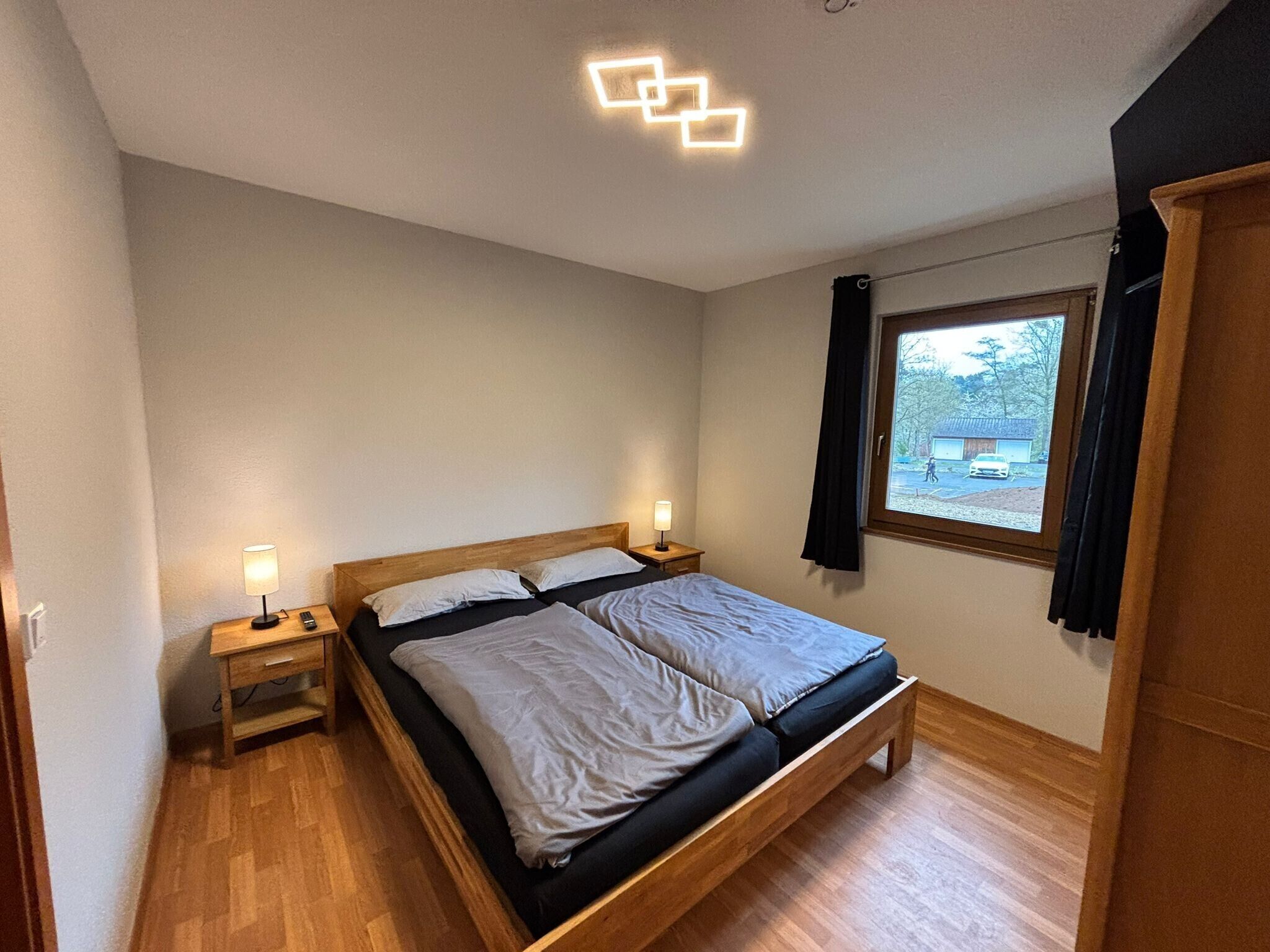 WiFi, bed sheets