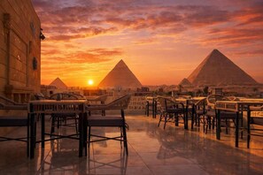 تناول الطعام بالخارج