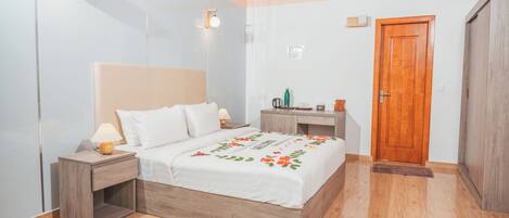 Iron/ironing board, Internet, bed sheets