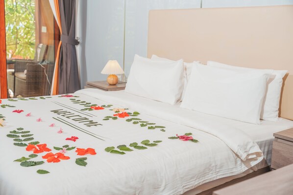 Tabla de planchar con plancha, internet y ropa de cama