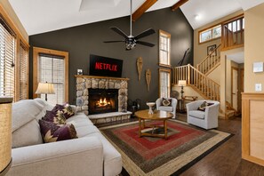 Televisión, chimenea, tenis de mesa y libros 