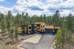 Exterior - No Regrets-2,600+ Sq Ft , Floor-to-Ceiling Windows, fireplace, Hot Tub, Paved (Lead)