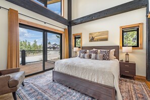 Free WiFi, bed sheets - No Regrets-2,600+ Sq Ft , Floor-to-Ceiling Windows, fireplace, Hot Tub, Paved (Lead)