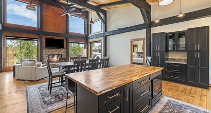 No Regrets-2,600+ Sq Ft , Floor-to-Ceiling Windows, fireplace, Hot Tub, Paved
