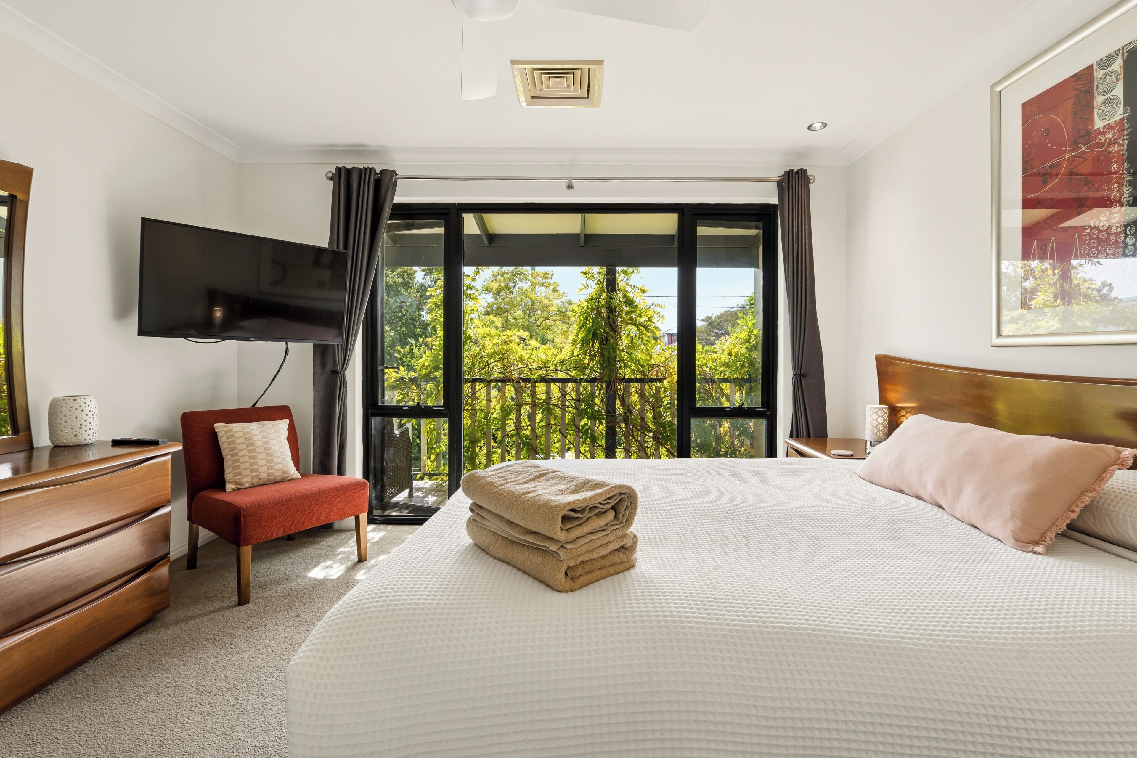 3 bedrooms, iron/ironing board, WiFi, bed sheets