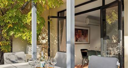 Group stays for Friends, Families, Weddings and Events. Walkable to Fremantle