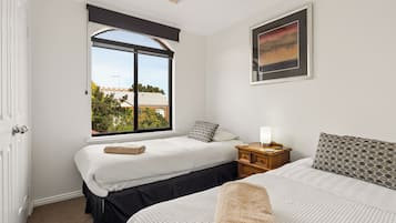 3 bedrooms, iron/ironing board, WiFi, bed sheets