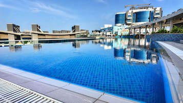 2 piscinas al aire libre, sombrillas, sillones reclinables de piscina