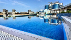 2 piscinas al aire libre, sombrillas, sillones reclinables de piscina