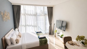 Monolocale Deluxe, balcone, vista città | Biancheria da letto ipoallergenica, con stile personalizzato