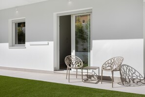 Terrace/patio - Apartment 'Los Drogos Bajo A' with Shared Pool, Wi-Fi and Air Conditioning (Chiclana de la Frontera)