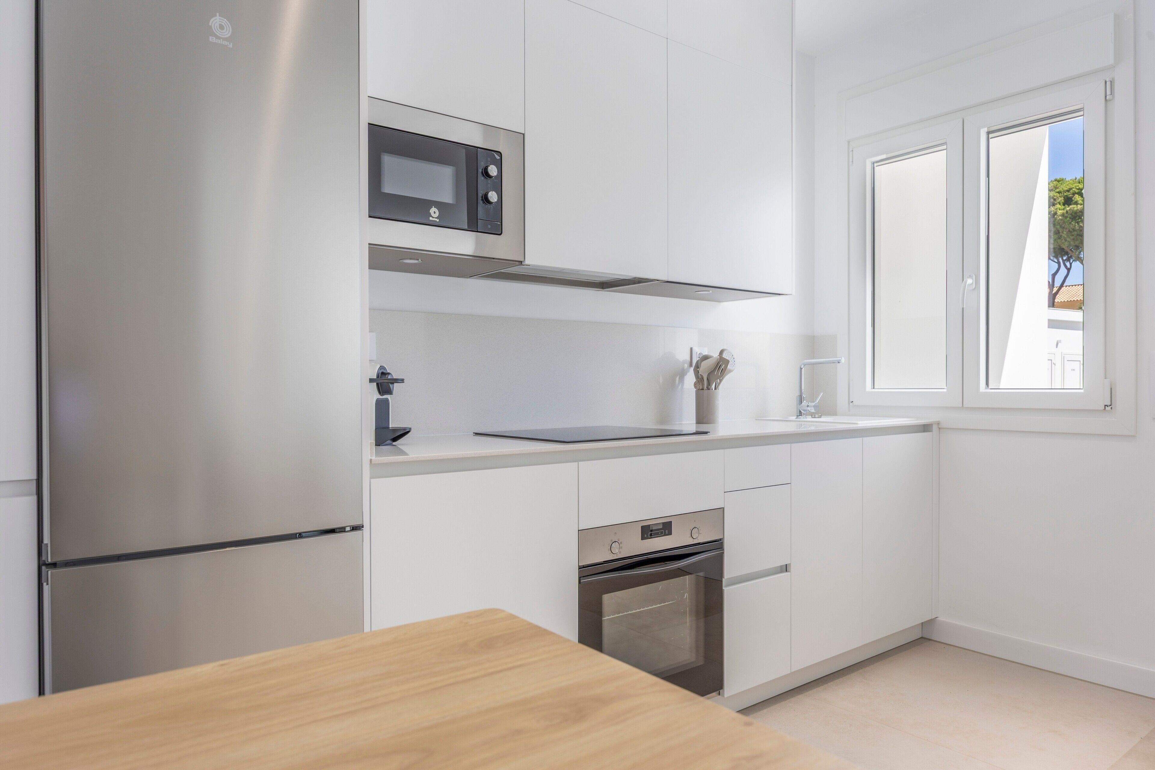 Refrigerador, microondas, horno, placa de cocina