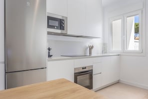 Refrigerador, microondas, horno, placa de cocina