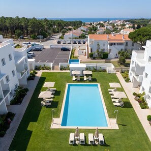 Pool - Apartment 'Los Drogos Bajo B' with Shared Pool, Shared Garden and Wi-Fi (Chiclana de la Frontera)